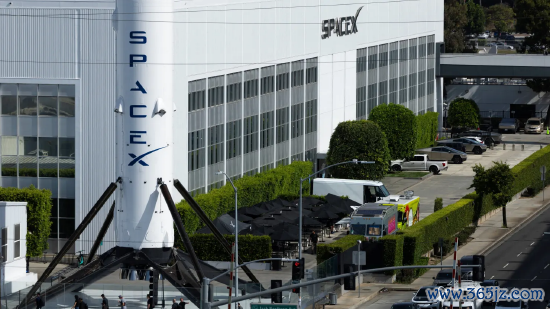 2026 年 4 月 23 日，好意思国加利福尼亚州霍桑市，SpaceX 厂区与一枚猎鹰 9 号火箭助推器。